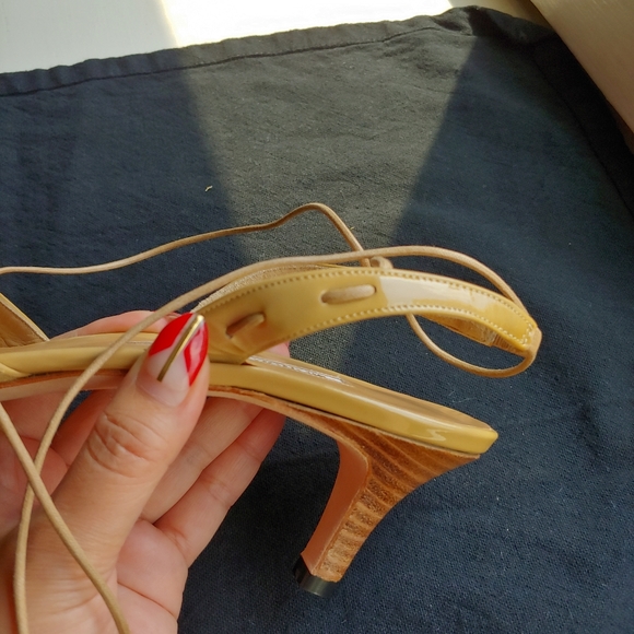 Manolo Blahnik tan linen kitten heel slingbacks, patent leather trim - Picture 5 of 5